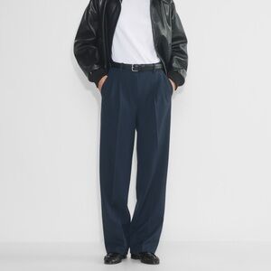 LIKE NEW Artzia navy- The Effortless Pant